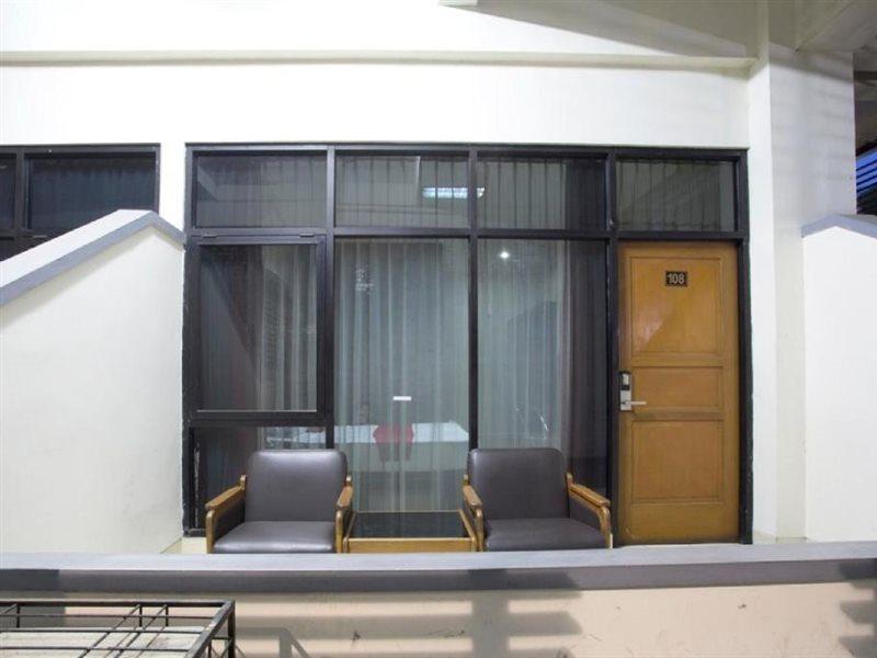 Reddoorz @ Surapati Hotel Бандунг Екстериор снимка