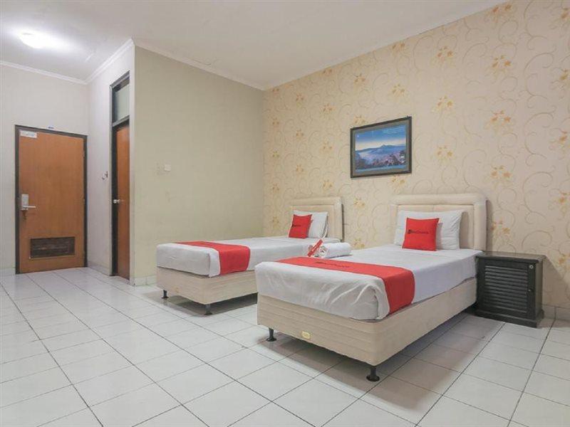 Reddoorz @ Surapati Hotel Бандунг Екстериор снимка
