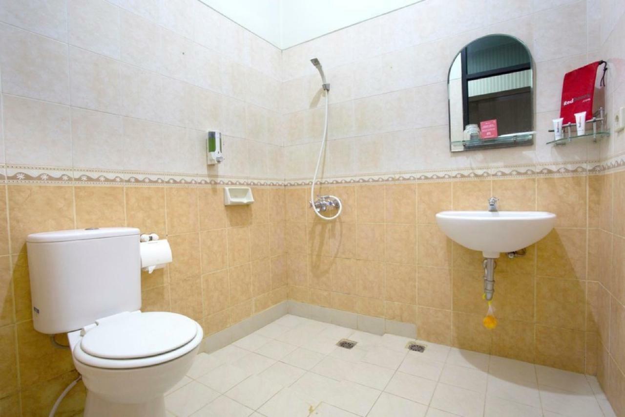 Reddoorz @ Surapati Hotel Бандунг Екстериор снимка