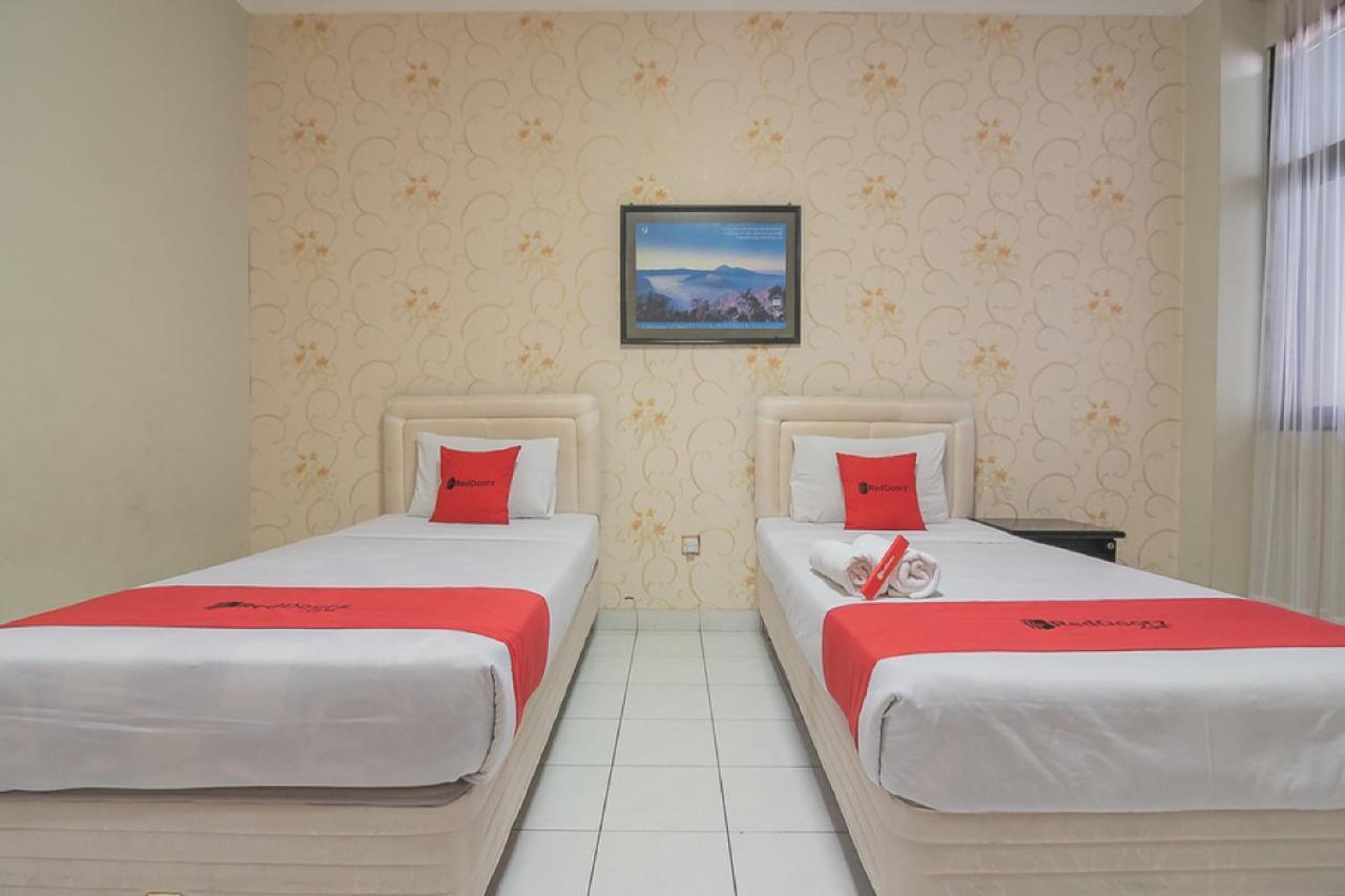 Reddoorz @ Surapati Hotel Бандунг Екстериор снимка